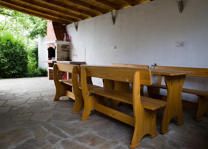 House Mirlevi Villa *